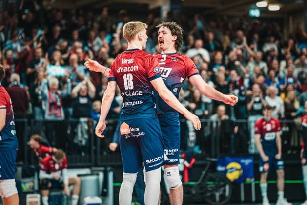VBL: SVG Lüneburg vs. Netzhoppers KW, 01.11.2025 Axel Larsen (SVG Lüneburg, 18) jubelt mit Jesse Elser (SVG Lüneburg, 3); Volleyball Bundesliga, 4. Spieltag: SVG Lüneburg vs. Netzhoppers KW am 01.11.2025 in der LKH-Arena, Lüneburg Copyright: xBEAUTIFULxSPORTS Tonhäuserx