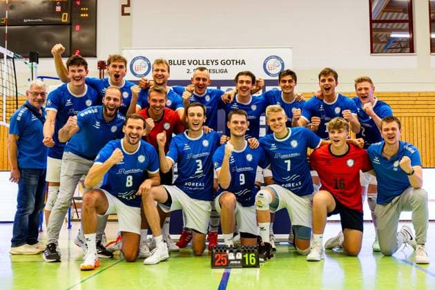 01.11.2025, GER, Volleyball, 2.BL Maenner Sued, Saison 2025 2026, Blue Volleys Gotha - Enervigo Volleys Dresden die Blue Volleys gewinnen ihr Heimspiel gegen Enervigo Volleys Dresden mit 3:0 Saetzen 99867 Gotha Sporthalle Sportanlage Ernesti Thüringen Deutschland