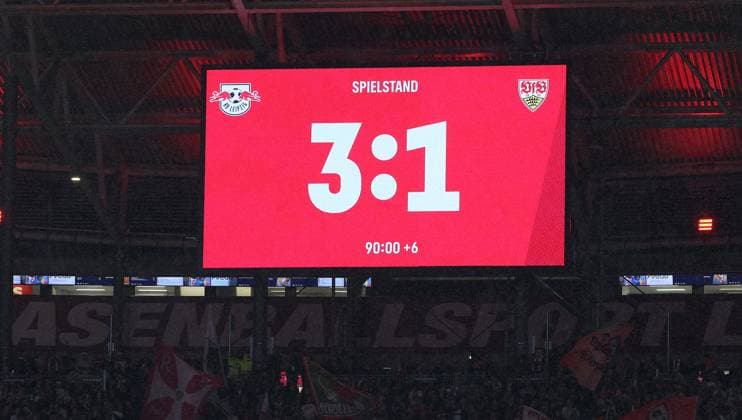 Leipzig ,, Fussball Bundesliga Saison 2025 2026 , RB Leipzig vs. VfB Stuttgart , Anzeigetafel , Ergebnis Gemäß den Vorgaben der DFL Deutschen Fußball Liga ist es untersagt, in dem Stadion und oder vom Spiel angefertigte Fotoaufnahmen in Form von Sequenzbildern und oder videoähnlichen Fotostrecken zu verwerten bzw. verwerten zu lassen.