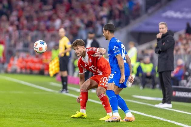 Zweikampf zwischen Tom Bischof (FC Bayern Muenchen, 20) Arthur (Bayer 04 Leverkusen, 13), GER, FC Bayern Muenchen vs. Bayer 04 Leverkusen, Fussball, Bundesliga, 09. Spieltag, Spielzeit 2025 2026, 01.11.2025, DFL DFB REGULATIONS PROHIBIT ANY USE OF PHOTOGRAPHS AS IMAGE SEQUENCES AND OR QUASI-VIDEO, GER, FC Bayern Muenchen vs. Bayer 04 Leverkusen, Fussball, Bundesliga, 09. Spieltag, Spielzeit 2025 2026, 01.11.2025 Muenchen Copyright: xEibner-Pressefoto JanixPlessx EP_JPL