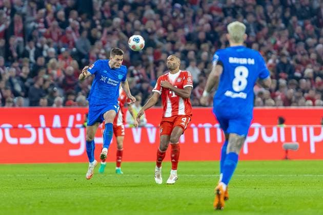 Patrik Schick (Bayer 04 Leverkusen, 14) Kopfball daneben Jonathan Tah (FC Bayern Muenchen, 04) Schmollmund, GER, FC Bayern Muenchen vs. Bayer 04 Leverkusen, Fussball, Bundesliga, 09. Spieltag, Spielzeit 2025 2026, 01.11.2025, DFL DFB REGULATIONS PROHIBIT ANY USE OF PHOTOGRAPHS AS IMAGE SEQUENCES AND OR QUASI-VIDEO, GER, FC Bayern Muenchen vs. Bayer 04 Leverkusen, Fussball, Bundesliga, 09. Spieltag, Spielzeit 2025 2026, 01.11.2025 Muenchen Copyright: xEibner-Pressefoto JanixPlessx EP_JPL