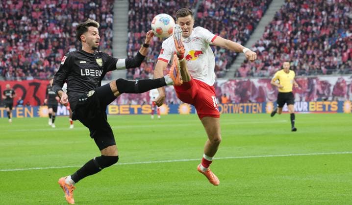 Leipzig ,, Fussball Bundesliga Saison 2025 2026 , RB Leipzig vs. VfB Stuttgart , von links: Atakan Karazor ( VfB ) Christoph Baumgartner RB ) Gemäß den Vorgaben der DFL Deutschen Fußball Liga ist es untersagt, in dem Stadion und oder vom Spiel angefertigte Fotoaufnahmen in Form von Sequenzbildern und oder videoähnlichen Fotostrecken zu verwerten bzw. verwerten zu lassen.