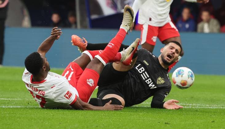Leipzig ,, Fussball Bundesliga Saison 2025 2026 , RB Leipzig vs. VfB Stuttgart , von links: Ridle Baku RB ) Deniz Undav ( VfB ) Gemäß den Vorgaben der DFL Deutschen Fußball Liga ist es untersagt, in dem Stadion und oder vom Spiel angefertigte Fotoaufnahmen in Form von Sequenzbildern und oder videoähnlichen Fotostrecken zu verwerten bzw. verwerten zu lassen.