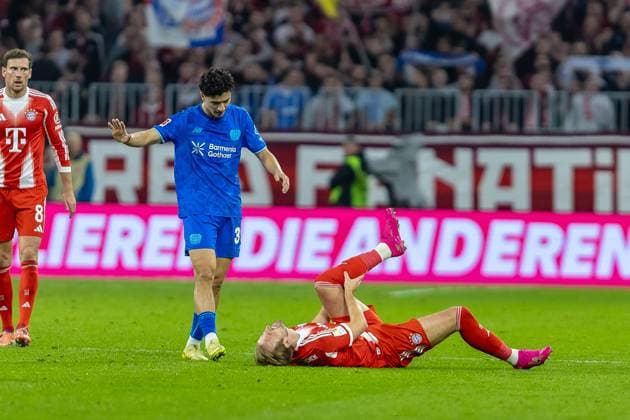 Harry Kane (FC Bayern Muenchen, 09) verletzt am Boden mit Schmerzen 03lev entschuldigt sich, GER, FC Bayern Muenchen vs. Bayer 04 Leverkusen, Fussball, Bundesliga, 09. Spieltag, Spielzeit 2025 2026, 01.11.2025, DFL DFB REGULATIONS PROHIBIT ANY USE OF PHOTOGRAPHS AS IMAGE SEQUENCES AND OR QUASI-VIDEO, GER, FC Bayern Muenchen vs. Bayer 04 Leverkusen, Fussball, Bundesliga, 09. Spieltag, Spielzeit 2025 2026, 01.11.2025 Muenchen Copyright: xEibner-Pressefoto JanixPlessx EP_JPL