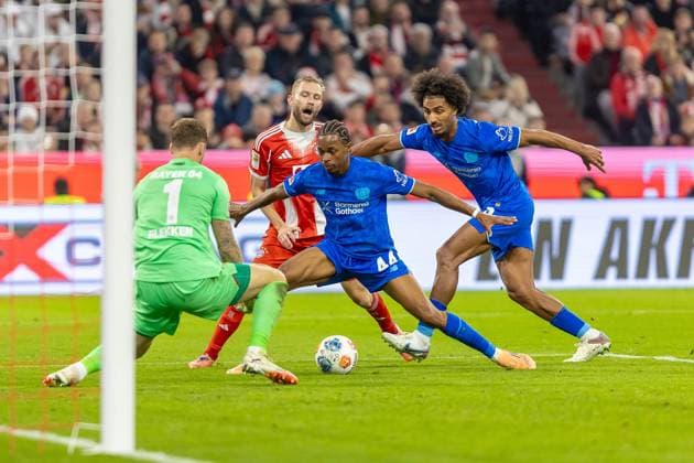 Chance Konrad Laimer (FC Bayern Muenchen, 27) Mark Flekken (Bayer 04 Leverkusen, 01) Jeanuel Belocian (Bayer 04 Leverkusen, 44) und Loic Bade (Bayer 04 Leverkusen, 05) hindern ihn, GER, FC Bayern Muenchen vs. Bayer 04 Leverkusen, Fussball, Bundesliga, 09. Spieltag, Spielzeit 2025 2026, 01.11.2025, DFL DFB REGULATIONS PROHIBIT ANY USE OF PHOTOGRAPHS AS IMAGE SEQUENCES AND OR QUASI-VIDEO, GER, FC Bayern Muenchen vs. Bayer 04 Leverkusen, Fussball, Bundesliga, 09. Spieltag, Spielzeit 2025 2026, 01.11.2025 Muenchen Copyright: xEibner-Pressefoto JanixPlessx EP_JPL