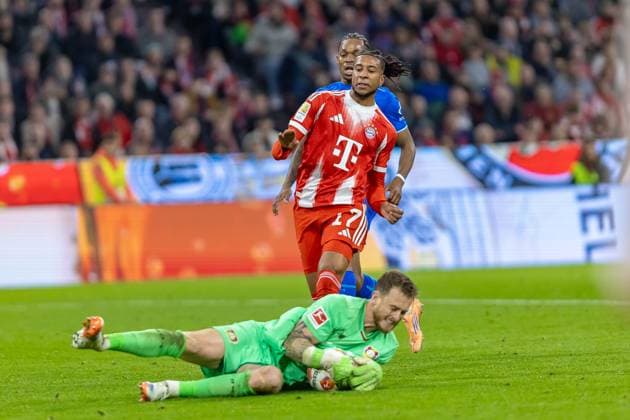 Chance Michael Olise (FC Bayern Muenchen, 17) Mark Flekken (Bayer 04 Leverkusen, 01) verhindert mit Hechtsprung, GER, FC Bayern Muenchen vs. Bayer 04 Leverkusen, Fussball, Bundesliga, 09. Spieltag, Spielzeit 2025 2026, 01.11.2025, DFL DFB REGULATIONS PROHIBIT ANY USE OF PHOTOGRAPHS AS IMAGE SEQUENCES AND OR QUASI-VIDEO, GER, FC Bayern Muenchen vs. Bayer 04 Leverkusen, Fussball, Bundesliga, 09. Spieltag, Spielzeit 2025 2026, 01.11.2025 Muenchen Copyright: xEibner-Pressefoto JanixPlessx EP_JPL