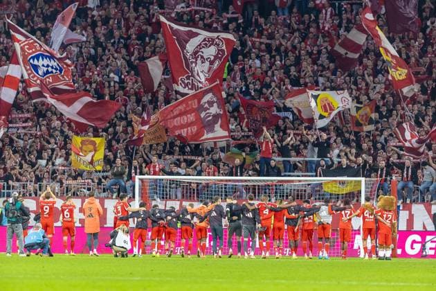 FC Bayern Team feiert mit der Suedkurve nach dem Spiel Emotionen, GER, FC Bayern Muenchen vs. Bayer 04 Leverkusen, Fussball, Bundesliga, 09. Spieltag, Spielzeit 2025 2026, 01.11.2025, DFL DFB REGULATIONS PROHIBIT ANY USE OF PHOTOGRAPHS AS IMAGE SEQUENCES AND OR QUASI-VIDEO, GER, FC Bayern Muenchen vs. Bayer 04 Leverkusen, Fussball, Bundesliga, 09. Spieltag, Spielzeit 2025 2026, 01.11.2025 Muenchen Copyright: xEibner-Pressefoto JanixPlessx EP_JPL