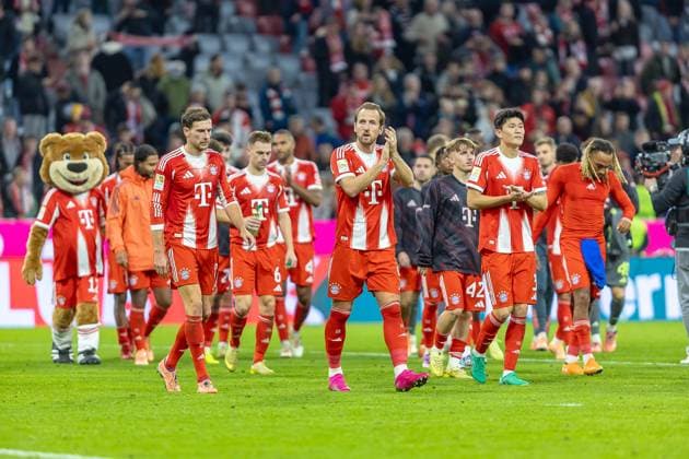 Leon Goretzka (FC Bayern Muenchen, 08) Harry Kane (FC Bayern Muenchen, 09) Minjae Kim (FC Bayern Muenchen, 03) feiern nach dem Spiel den Sieg mit den Zuschauern Emotionen, GER, FC Bayern Muenchen vs. Bayer 04 Leverkusen, Fussball, Bundesliga, 09. Spieltag, Spielzeit 2025 2026, 01.11.2025, DFL DFB REGULATIONS PROHIBIT ANY USE OF PHOTOGRAPHS AS IMAGE SEQUENCES AND OR QUASI-VIDEO, GER, FC Bayern Muenchen vs. Bayer 04 Leverkusen, Fussball, Bundesliga, 09. Spieltag, Spielzeit 2025 2026, 01.11.2025 Muenchen Copyright: xEibner-Pressefoto JanixPlessx EP_JPL
