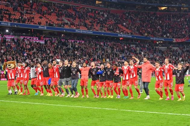 Schlussjubel, Teamfoto,Team,Mannschaft,Mannschaftsfoto. Jubel,Freude,Begeisterung,Freudentanz Fussball 1. Bundesliga Saison 2025 2026, 9.Spieltag, Spieltag09 FC Bayern Muenchen - Bayer 04 Leverkusen 3-0 am 01.11.2025 , A L L I A N Z A R E N A.