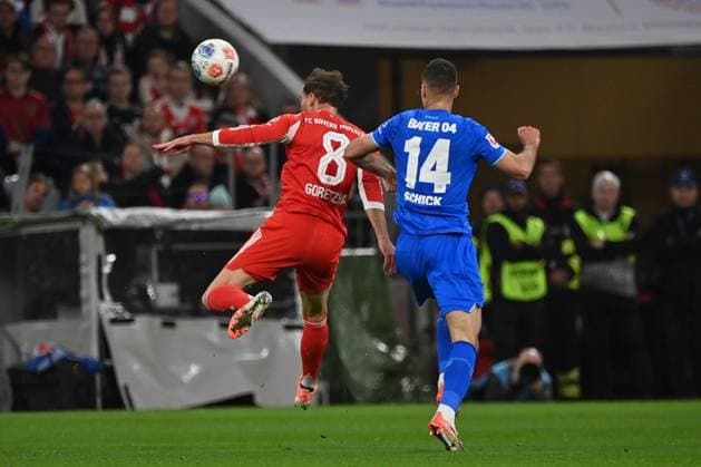 01.11.2025, xjrdrx, Fussball 1.Bundesliga, FC Bayern Muenchen - Bayer 04 Leverkusen v.l. Leon Goretzka (FC Bayern Muenchen) Patrik Schick (Bayer 04 Leverkusen) Zweikampf, Aktion, action, battle for the ball (DFL DFB REGULATIONS PROHIBIT ANY USE OF PHOTOGRAPHS as IMAGE SEQUENCES and or QUASI-VIDEO) Muenchen
