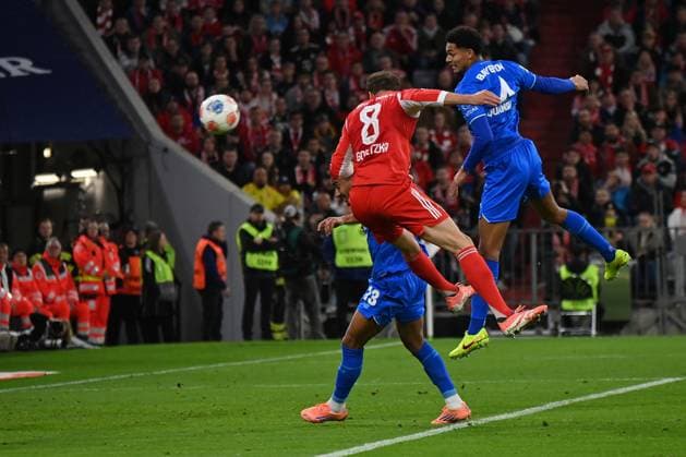 01.11.2025, xjrdrx, Fussball 1.Bundesliga, FC Bayern Muenchen - Bayer 04 Leverkusen v.l. Leon Goretzka (FC Bayern Muenchen) Jarell Quansah (Bayer 04 Leverkusen) Zweikampf, Aktion, action, battle for the ball (DFL DFB REGULATIONS PROHIBIT ANY USE OF PHOTOGRAPHS as IMAGE SEQUENCES and or QUASI-VIDEO) Muenchen