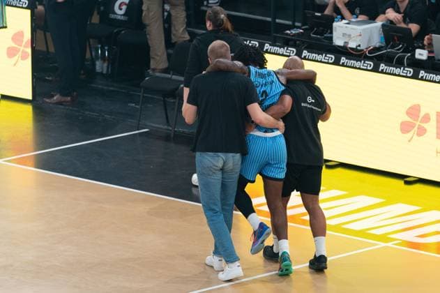 Leonard Thorpe Jr. (Veolia Towers Hamburg, 02) muss verletzt vom Feld getragen werden, GER, Veolia Towers Hamburg vs BMA365 Bamberg Baskets, Basketball, Bundesliga, Spieltag 6, Saison 2025 2026, 01.11.2025 GER, Veolia Towers Hamburg vs BMA365 Bamberg Baskets, Basketball, Bundesliga, Spieltag 6, Saison 2025 2026, 01.11.2025 Hamburg Copyright: xEibner-Pressefoto MaxxVincenx EP_MVN