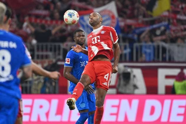 Jonathan TAH (Bayern Muenchen), Aktion,Zweikampf . Fussball 1. Bundesliga Saison 2025 2026, 9.Spieltag, Spieltag09 FC Bayern Muenchen - Bayer 04 Leverkusen 3-0 am 01.11.2025 , A L L I A N Z A R E N A.