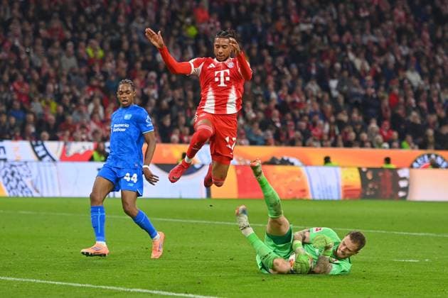 Torwart Mark FLEKKEN (Bayer Leverkusen) pariert den Ball vor Michael OLISE (Bayern Muenchen). Strafraumszene.Aktion. Fussball 1. Bundesliga Saison 2025 2026, 9.Spieltag, Spieltag09 FC Bayern Muenchen - Bayer 04 Leverkusen 3-0 am 01.11.2025 , A L L I A N Z A R E N A.