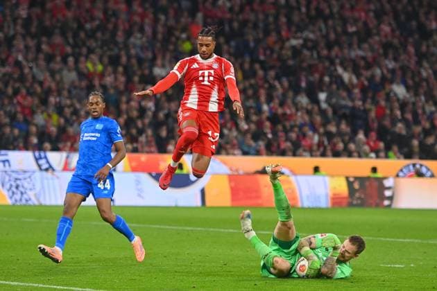 Torwart Mark FLEKKEN (Bayer Leverkusen) pariert den Ball vor Michael OLISE (Bayern Muenchen). Strafraumszene.Aktion. Fussball 1. Bundesliga Saison 2025 2026, 9.Spieltag, Spieltag09 FC Bayern Muenchen - Bayer 04 Leverkusen 3-0 am 01.11.2025 , A L L I A N Z A R E N A.