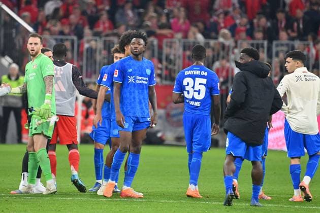 Spieler Leverkusen nach Spielende, Enttaeuschung,Frust,enttaeuscht, frustriert,niedergeschlagen, li:Torwart Mark FLEKKEN (Bayer Leverkusen) Fussball 1. Bundesliga Saison 2025 2026, 9.Spieltag, Spieltag09 FC Bayern Muenchen - Bayer 04 Leverkusen 3-0 am 01.11.2025 , A L L I A N Z A R E N A.