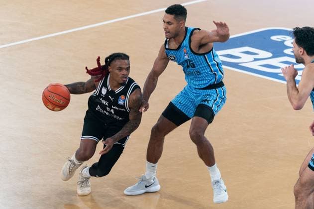 Cobe Williams (BMA365 Bamberg Baskets, 24) im Dribbling gegen Kenneth Ogbe (Veolia Towers Hamburg, 25), GER, Veolia Towers Hamburg vs BMA365 Bamberg Baskets, Basketball, Bundesliga, Spieltag 6, Saison 2025 2026, 01.11.2025 GER, Veolia Towers Hamburg vs BMA365 Bamberg Baskets, Basketball, Bundesliga, Spieltag 6, Saison 2025 2026, 01.11.2025 Hamburg Copyright: xEibner-Pressefoto MaxxVincenx EP_MVN