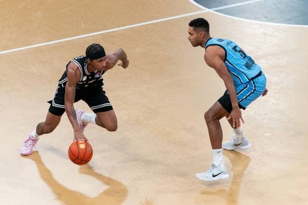 Demarcus Demonia (BMA365 Bamberg Baskets, 08) im Dribbling gegen Kenneth Ogbe (Veolia Towers Hamburg, 25), GER, Veolia Towers Hamburg vs BMA365 Bamberg Baskets, Basketball, Bundesliga, Spieltag 6, Saison 2025 2026, 01.11.2025 GER, Veolia Towers Hamburg vs BMA365 Bamberg Baskets, Basketball, Bundesliga, Spieltag 6, Saison 2025 2026, 01.11.2025 Hamburg Copyright: xEibner-Pressefoto MaxxVincenx EP_MVN