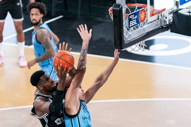 Ejiofor Onu (BMA365 Bamberg Baskets, 35) beim Korbleger gegen Zacharie Perrin (Veolia Towers Hamburg, 52), GER, Veolia Towers Hamburg vs BMA365 Bamberg Baskets, Basketball, Bundesliga, Spieltag 6, Saison 2025 2026, 01.11.2025 GER, Veolia Towers Hamburg vs BMA365 Bamberg Baskets, Basketball, Bundesliga, Spieltag 6, Saison 2025 2026, 01.11.2025 Hamburg Copyright: xEibner-Pressefoto MaxxVincenx EP_MVN