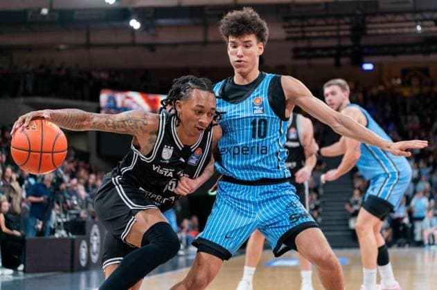 Austin Crowley (BMA365 Bamberg Baskets, 85) im Dribbling gegen Nelson Martin (Veolia Towers Hamburg, 10), GER, Veolia Towers Hamburg vs BMA365 Bamberg Baskets, Basketball, Bundesliga, Spieltag 6, Saison 2025 2026, 01.11.2025 GER, Veolia Towers Hamburg vs BMA365 Bamberg Baskets, Basketball, Bundesliga, Spieltag 6, Saison 2025 2026, 01.11.2025 Hamburg Copyright: xEibner-Pressefoto MaxxVincenx EP_MVN