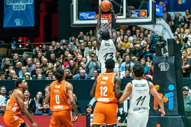Chemnitz, Deutschland 01. November 2025: 1.BBL - 2025 2026 - Niners Chemnitz vs. Basketball Löwen Braunschweig Im Bild: v. li. im Zweikampf Kevin Yebo (99), Amadou Sow (99), Barra Njie (Braunschweig) und Romario Holloway (Braunschweig) Copyright: xFotostandx xNachtigallx