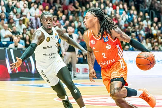 Chemnitz, Deutschland 01. November 2025: 1.BBL - 2025 2026 - Niners Chemnitz vs. Basketball Löwen Braunschweig Im Bild: v. li. im Zweikampf Barra Njie (Braunschweig) und Nike Sibande (99) Copyright: xFotostandx xNachtigallx