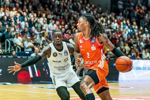 Chemnitz, Deutschland 01. November 2025: 1.BBL - 2025 2026 - Niners Chemnitz vs. Basketball Löwen Braunschweig Im Bild: v. li. im Zweikampf Barra Njie (Braunschweig) und Nike Sibande (99) Copyright: xFotostandx xNachtigallx