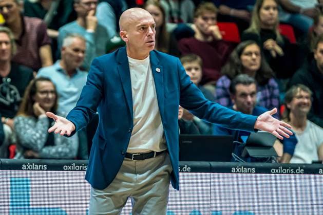 Chemnitz, Deutschland 01. November 2025: 1.BBL - 2025 2026 - Niners Chemnitz vs. Basketball Löwen Braunschweig Im Bild: Head Coach Rodrigo Pastore (99) Copyright: xFotostandx xNachtigallx