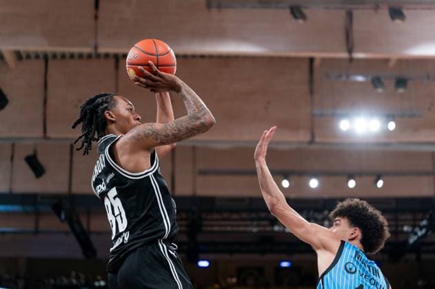 Austin Crowley (BMA365 Bamberg Baskets, 85) beim Wurf gegen Nelson Martin (Veolia Towers Hamburg, 10), GER, Veolia Towers Hamburg vs BMA365 Bamberg Baskets, Basketball, Bundesliga, Spieltag 6, Saison 2025 2026, 01.11.2025 GER, Veolia Towers Hamburg vs BMA365 Bamberg Baskets, Basketball, Bundesliga, Spieltag 6, Saison 2025 2026, 01.11.2025 Hamburg Copyright: xEibner-Pressefoto MaxxVincenx EP_MVN