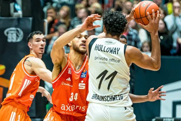 Chemnitz, Deutschland 01. November 2025: 1.BBL - 2025 2026 - Niners Chemnitz vs. Basketball Löwen Braunschweig Im Bild: v. li. im Zweikampf Gavin Schilling (99) und Romario Holloway (Braunschweig) Copyright: xFotostandx xNachtigallx