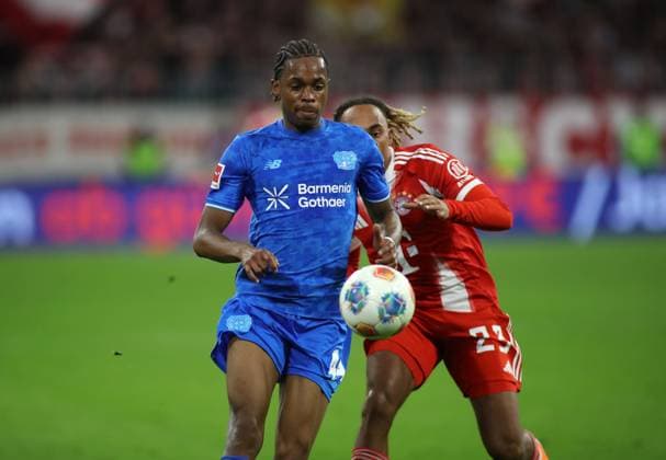 Fussball, Herren, Bundesliga, Saison 2025 2026, FC Bayern München - Bayer 04 Leverkusen, Allianz Arena Jeanuel Belocian (Bayer 04 Leverkusen) mit Blick auf den Ball DFB, DFL regulations prohibit any use of photographs as image sequences and or quasi-video