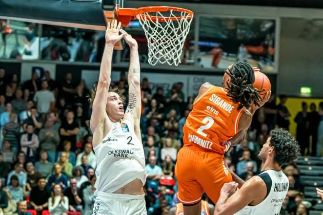 Chemnitz, Deutschland 01. November 2025: 1.BBL - 2025 2026 - Niners Chemnitz vs. Basketball Löwen Braunschweig Im Bild: v. li. im Zweikampf Benjamin Schröder Schroeder (Braunschweig), Nike Sibande (99) und Romario Holloway (Braunschweig) Copyright: xFotostandx xNachtigallx