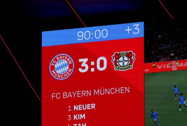 Fussball, Herren, Bundesliga, Saison 2025 2026, FC Bayern München - Bayer 04 Leverkusen, Allianz Arena Endstand, Endergebnis auf der Anzeigetafel 3:0 DFB, DFL regulations prohibit any use of photographs as image sequences and or quasi-video