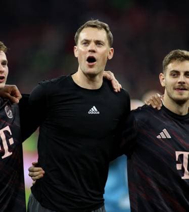 Fussball, Herren, Bundesliga, Saison 2025 2026, FC Bayern München - Bayer 04 Leverkusen, Allianz Arena Manuel Neuer (FC Bayern München) jubeln und feiern nach dem Spiel singen, Mund offen DFB, DFL regulations prohibit any use of photographs as image sequences and or quasi-video