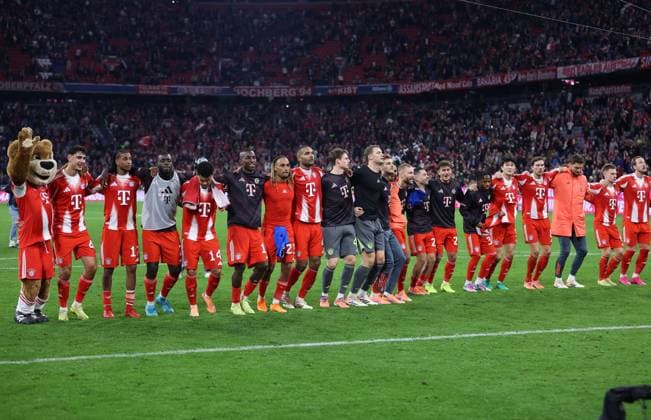 Fussball, Herren, Bundesliga, Saison 2025 2026, FC Bayern München - Bayer 04 Leverkusen, Allianz Arena Die Mannschaft des FC Bayern München nach dem Spiel zusammen, gemeinsam beim Feiern vor der Südkurve bei den Fans DFB, DFL regulations prohibit any use of photographs as image sequences and or quasi-video