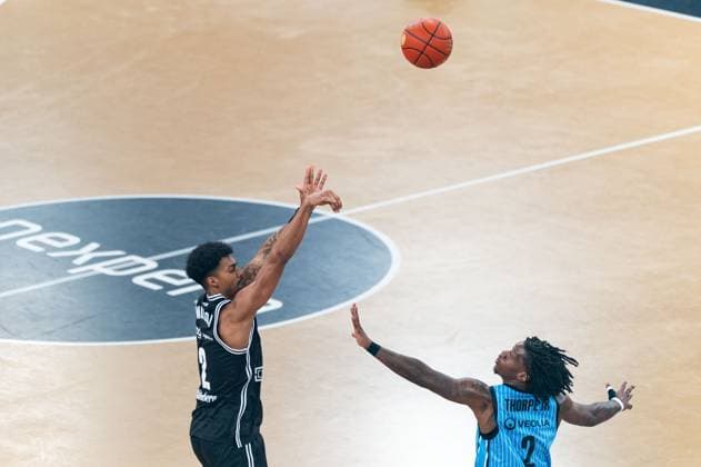 Ibrahim Watson-Boye (BMA365 Bamberg Baskets, 02) beim Wurf gegen Leonard Thorpe Jr. (Veolia Towers Hamburg, 02), GER, Veolia Towers Hamburg vs BMA365 Bamberg Baskets, Basketball, Bundesliga, Spieltag 6, Saison 2025 2026, 01.11.2025 GER, Veolia Towers Hamburg vs BMA365 Bamberg Baskets, Basketball, Bundesliga, Spieltag 6, Saison 2025 2026, 01.11.2025 Hamburg Copyright: xEibner-Pressefoto MaxxVincenx EP_MVN