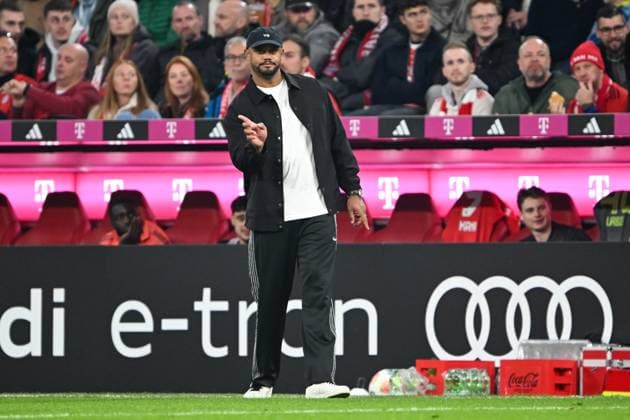 1. Liga - 25 26 - 1. BL - 25 26 - FC Bayern München - Bayer 04 Leverkusen am 01.11.2025 in der Allianz Arena in Muenchen Trainer Vincent Kompany (Bayern Muenchen) gibt lautstark Anweisungen
