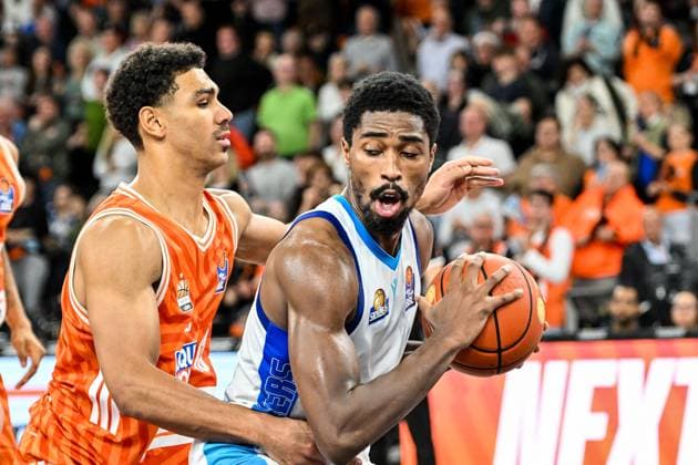 GER, BBL, ratiopharm Ulm vs Skyliners Frankfurt 01.11.2025, ratiopharm arena, Neu-Ulm, GER, BBL, ratiopharm Ulm vs Skyliners Frankfurt, im Bild Mark Smith (Ulm, 13), William Christmas (Frankfurt, 8)