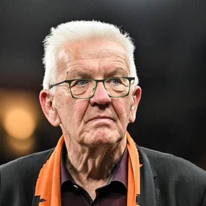 GER, BBL, ratiopharm Ulm vs Skyliners Frankfurt 01.11.2025, ratiopharm arena, Neu-Ulm, GER, BBL, ratiopharm Ulm vs Skyliners Frankfurt, im Bild Winfried Kretschmann (Ministerpräsident Baden Württemberg) besucht das Spiel, ist mit einem Ulmer Fanschal zu sehen