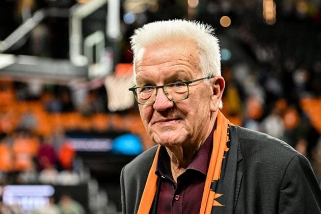 GER, BBL, ratiopharm Ulm vs Skyliners Frankfurt 01.11.2025, ratiopharm arena, Neu-Ulm, GER, BBL, ratiopharm Ulm vs Skyliners Frankfurt, im Bild Winfried Kretschmann (Ministerpräsident Baden Württemberg) besucht das Spiel, ist mit einem Ulmer Fanschal zu sehen