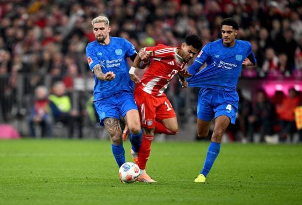 Fussball 1. Bundesliga Saison 2025 2026 9. Spieltag FC Bayern Muenchen - Bayer 04 Leverkusen 01.11.2025 Robert Andrich (li, Bayer 04 Leverkusen) gegen Luis Diaz (mi, FC Bayern Muenchen) gegen Jarell Quansah (re, Bayer 04 Leverkusen) zieht am Trikot