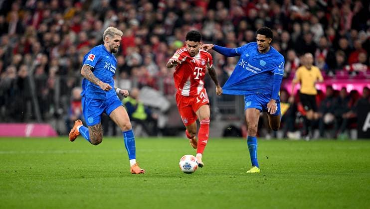 Fussball 1. Bundesliga Saison 2025 2026 9. Spieltag FC Bayern Muenchen - Bayer 04 Leverkusen 01.11.2025 Robert Andrich (li, Bayer 04 Leverkusen) gegen Luis Diaz (mi, FC Bayern Muenchen) gegen Jarell Quansah (re, Bayer 04 Leverkusen) zieht am Trikot