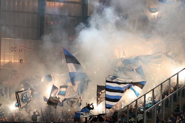 01.11.2025, xrekx, Fussball 2.Bundesliga, SV Darmstadt 98 - Arminia Bielefeld v.l. Bielefeld Fans ,Stimmung, Schals, Trikot, Fahne, Banner, Ultras, Zuschauer, Besucher, Choreo, Choreografie, atmosphere, spectators, Visitors Pyro, Raketen (DFL DFB REGULATIONS PROHIBIT ANY USE OF PHOTOGRAPHS as IMAGE SEQUENCES and or QUASI-VIDEO) Darmstadt