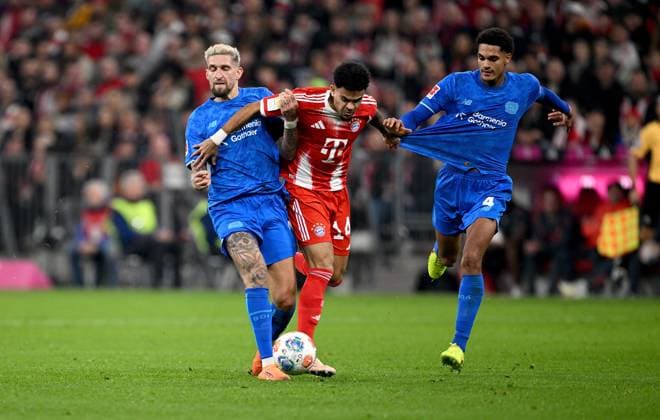 Fussball 1. Bundesliga Saison 2025 2026 9. Spieltag FC Bayern Muenchen - Bayer 04 Leverkusen 01.11.2025 Robert Andrich (li, Bayer 04 Leverkusen) gegen Luis Diaz (mi, FC Bayern Muenchen) gegen Jarell Quansah (re, Bayer 04 Leverkusen) zieht am Trikot