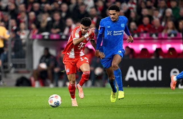 Fussball 1. Bundesliga Saison 2025 2026 9. Spieltag FC Bayern Muenchen - Bayer 04 Leverkusen 01.11.2025 Luis Diaz (li, FC Bayern Muenchen) gegen Jarell Quansah (re, Bayer 04 Leverkusen)