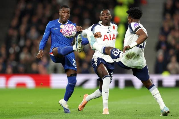 Tottenham Hotspur v Chelsea 01 November 2025, London - Premier League Football - Tottenham Hotspur v Chelsea - Moises Caicedo of Chelsea and Mohammed Kudus of Tottenham Hotspur stretch for the ball - Photo: Charlotte Wilson Offside. London UK Copyright: xCharlottexWilsonx xOffsidexOffside