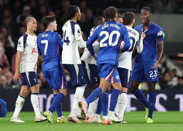 Tottenham Hotspur v Chelsea 01 November 2025, London - Premier League Football - Tottenham Hotspur v Chelsea - Rodrigo Bentancur of Tottenham Hotspur grabs the shirt of Trevoh Chalobah of Chelsea as they argue - Photo: Charlotte Wilson Offside. London UK Copyright: xCharlottexWilsonx xOffsidexOffside