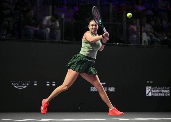 WTA, Tennis Damen Finals 2025 in Riyadh - Day One RIYADH, SAUDI ARABIA – NOVEMBER 01: Amanda Anisimowa of of the United States plays against Elena Rybakina of Kazakhstan during their match on Day 1 of the 2025 WTA Finals, part of the Hologic WTA Tour, at King Saud University Indoor Arena in Riyadh, Saudi Arabia, on November 1, 2025. Artur Widak Anadolu Riyadh Saudi Arabia. Editorial use only. Please get in touch for any other usage.  Copyright: x2025xAnadoluxArturxWidakx