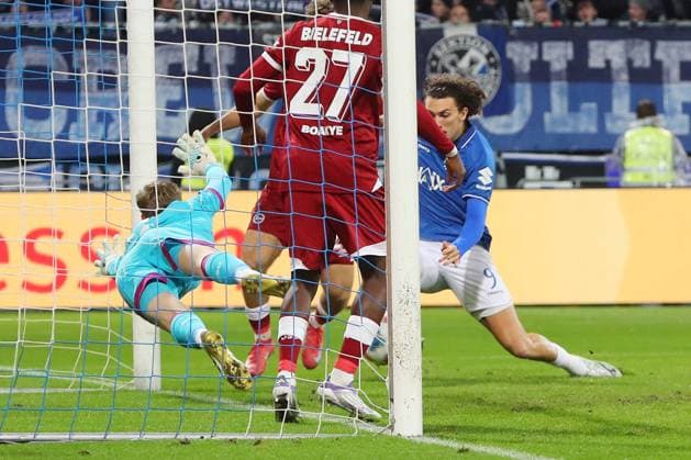 01.11.2025, xtvx, Fussball 2.Bundesliga, SV Darmstadt 98 - Arminia Bielefeld v.l. Goal scored, Tor zum 1:0 Fraser Hornby (SV Darmstadt 98) (DFL DFB REGULATIONS PROHIBIT ANY USE OF PHOTOGRAPHS as IMAGE SEQUENCES and or QUASI-VIDEO) Darmstadt