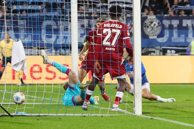 01.11.2025, xtvx, Fussball 2.Bundesliga, SV Darmstadt 98 - Arminia Bielefeld v.l. Goal scored, Tor zum 1:0 Fraser Hornby (SV Darmstadt 98) (DFL DFB REGULATIONS PROHIBIT ANY USE OF PHOTOGRAPHS as IMAGE SEQUENCES and or QUASI-VIDEO) Darmstadt